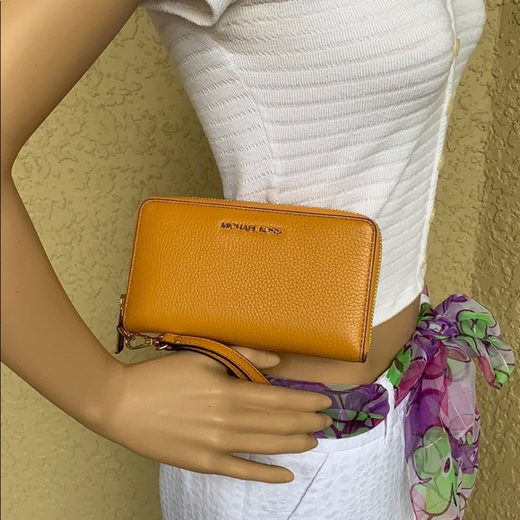 MICHAEL KORS JET SET TRAVEL LG FLAT MF PHN CASE - Picture 5 of 16